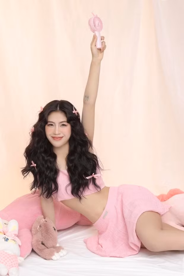 Thanh Nhã chủ yếu lựa chọn các mẫu đầm cocktail, dáng chữ A ngắn, đi giày cao gót để khoe được lợi thế đôi chân dài miên man.