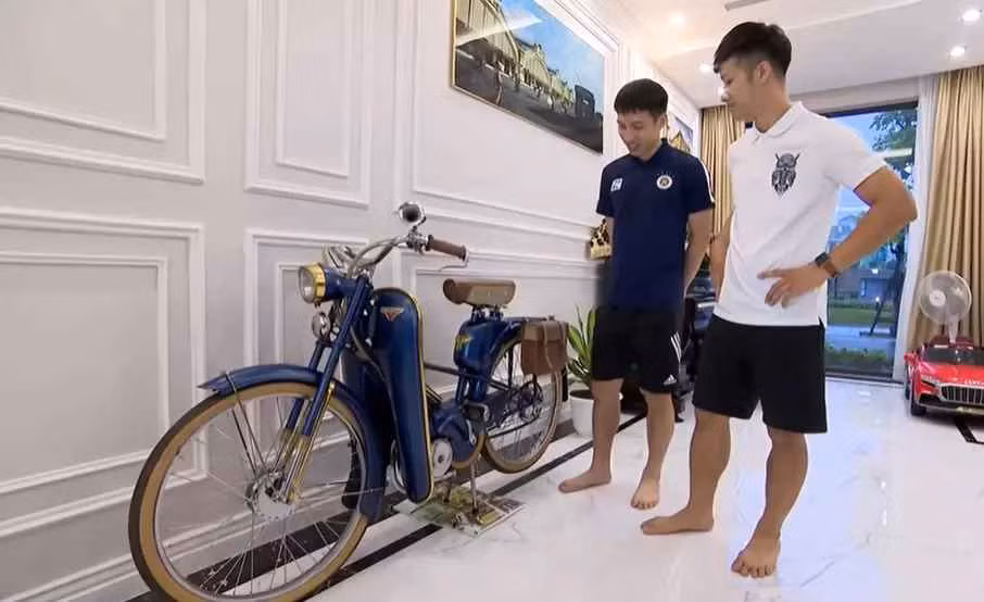 Sống giản dị, Đỗ Hùng Dũng dành phần lớn thời gian cho bóng đá và tiếp theo là gia đình. Anh cũng như bao người, cần tiền và muốn kiếm tiền. Nhưng đội trưởng đội tuyển Việt Nam cũng có những nguyên tắc rất khắt khe cho bản thân.