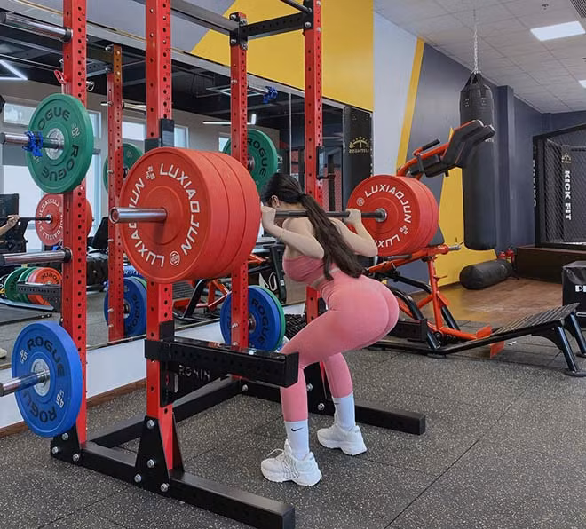 “Tuy nhiên tôi khuyên các bạn nữ không nên thử mức tạ này. Nó phải thực sự phù hợp với sức mỗi người. Nếu tập không đúng kĩ thuật rất dễ chấn thương. Vì bài tập này nếu tập sai sẽ ảnh hưởng tới lưng và gây chấn thương nguy hiểm”, Hồng Nhung chia sẻ.
