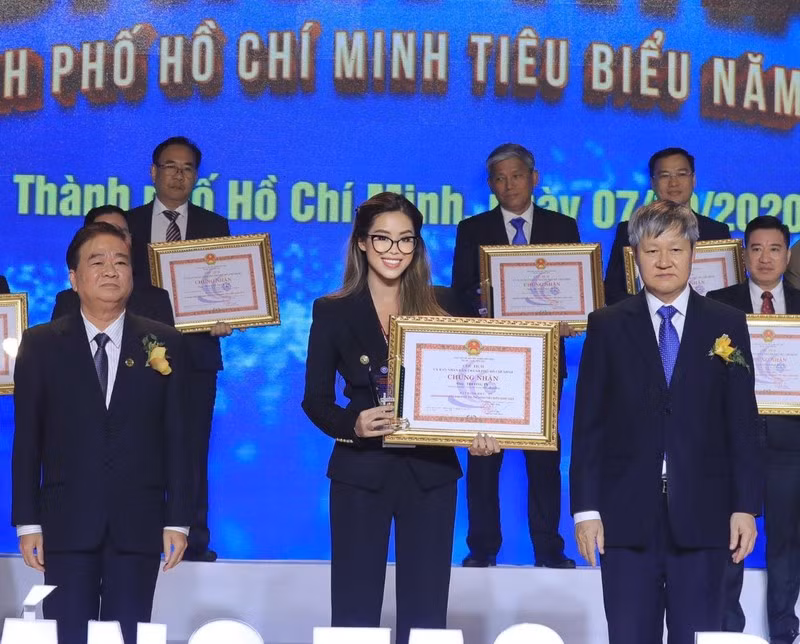 Cùng nhận Giải thưởng doanh nhân tiêu biểu TP HCM 2020 với Tiên Nguyễn còn có người anh trai của cô là Phillip Nguyễn.