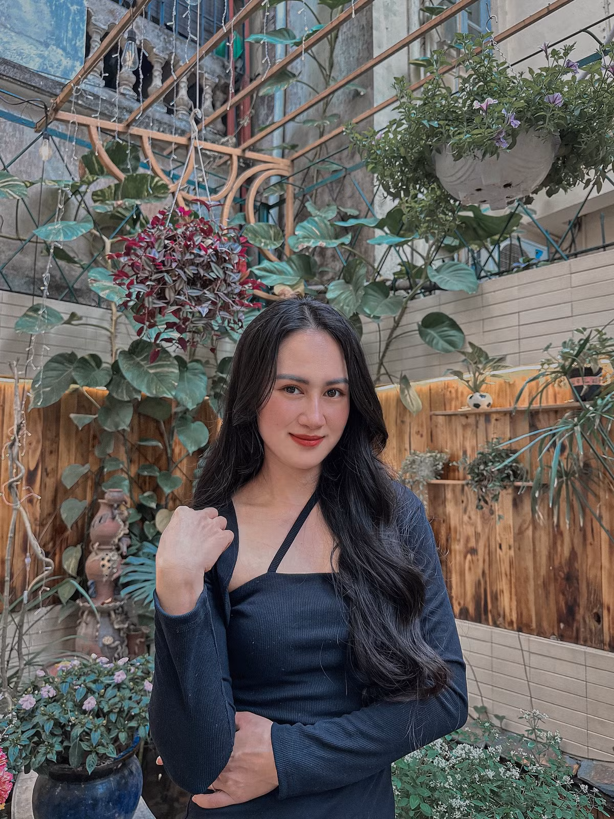 Minh Hằng bật mí thêm: "Do mình mới bắt đầu tập luyện lại từ cuối năm ngoái nên bộ pháp của mình vẫn còn yếu. Trước khi đến với kỳ SEA Games 32, mình tập trung chủ yếu vào tập và rèn luyện bộ pháp và có những thay đổi, chỉnh sửa sao cho tốt hơn...