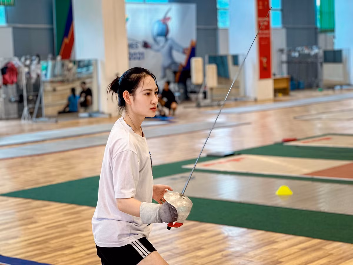 Không chỉ thế, mình còn chú trọng cả về thể lực. Một số bài tập mình vẫn áp dụng hàng ngày đó là chạy, tập thang dây, tạ tay, tập đứng tấn, nhảy dây, Squat và thể lực chuyên môn là bộ pháp". Nữ kiếm thủ xinh đẹp cho biết thêm.