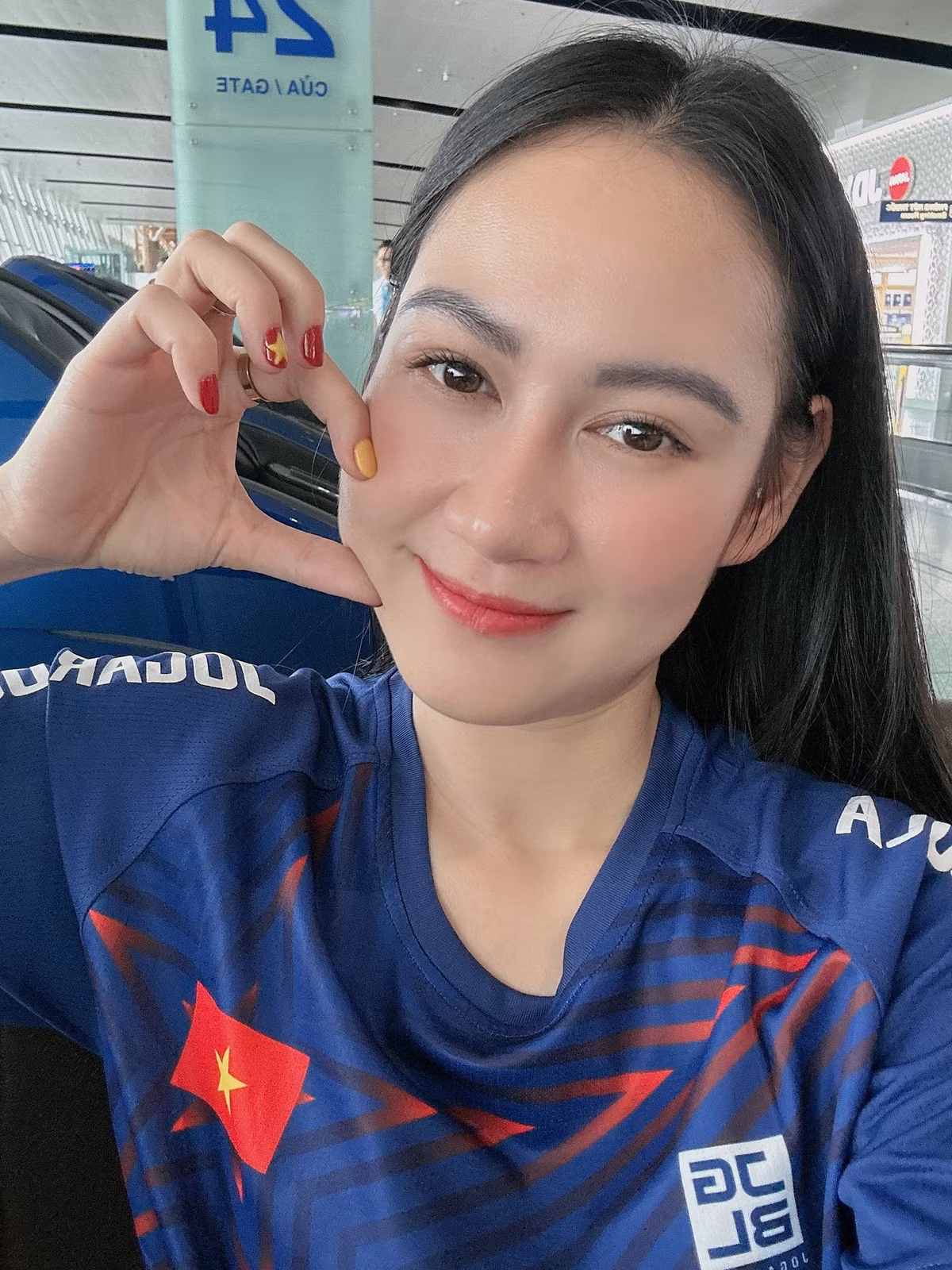 Ở ngoài đời, Minh Hằng sở hữu nhan sắc xinh đẹp cùng vóc dáng cao ráo và số đo 3 vòng lý tưởng 80-65-90 (cm). Nhờ hình thể nổi bật này, nàng hot girl bộ môn kiếm chém thường xuyên được mời làm người mẫu ảnh, đóng quảng cáo.