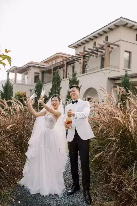 Cầu thủ đội tuyển Việt Nam khoe ảnh cưới bỏng mắt với vợ Cau thu doi tuyen Viet Nam khoe anh cuoi bong mat voi vo