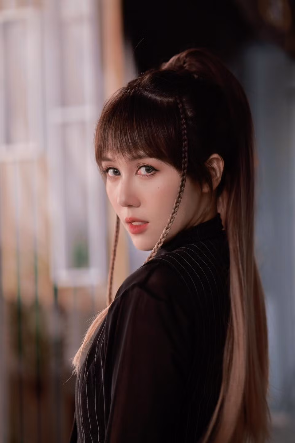 Thời gian gần đây trên trang TikTok cá nhân, Hậu Hoàng chăm chỉ đăng tải clip nội trú Chị đẹp, hút hàng triệu view. Cô nàng cho thấy sự “hòa tan” và kết nối nhanh chóng với những ngôi sao khác.