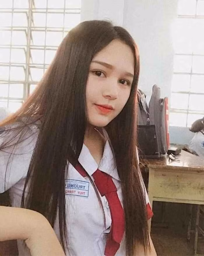Mới đây, bộ ảnh hot girl Xoài Non thời còn cắp sách đến trường bất ngờ bị cư dân mạng “đào” lại.