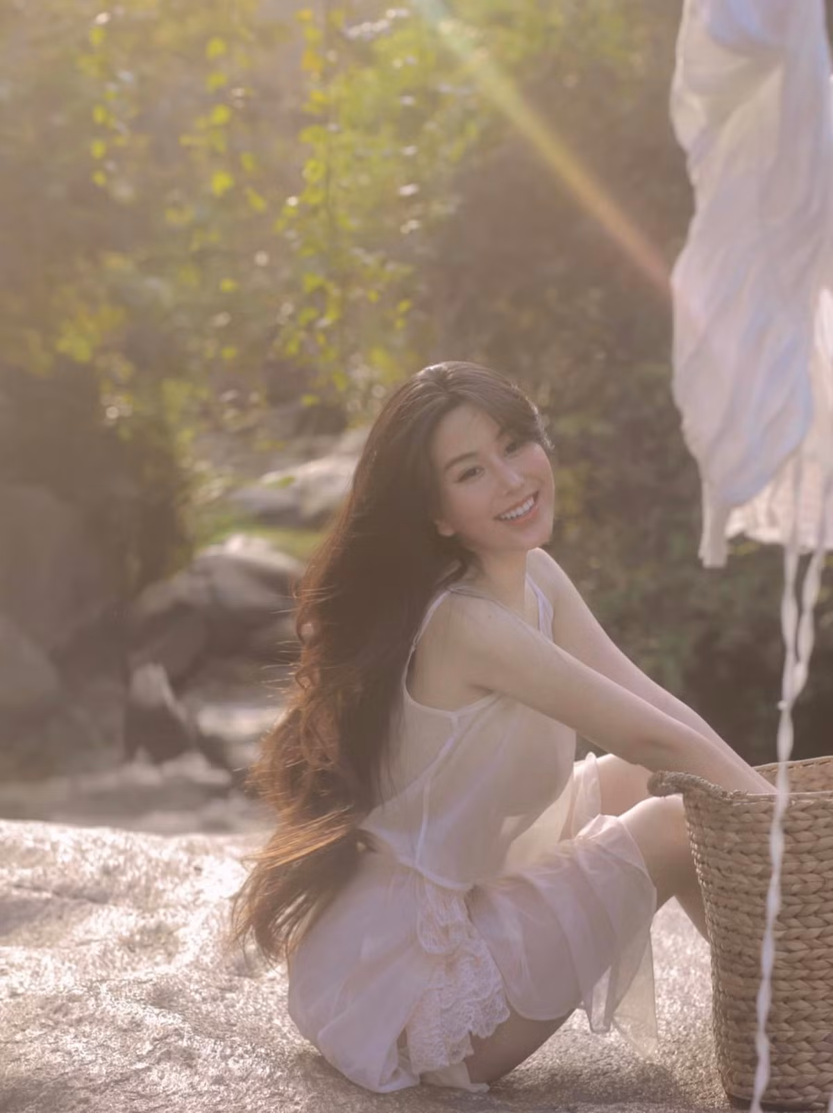 Diện trang phục mỏng manh như cánh chuồn, Ngọc Trân khoe vẻ đẹp gợi cảm và quyến rũ khiến người nhìn không thể rời mắt.
