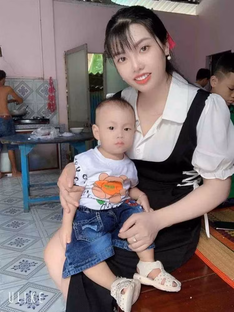 Lấy chồng không bao lâu, 9X khoe đã mang thai. Khoảng thời gian bầu bí, cô được ông xã ở bên tận tình chăm sóc.