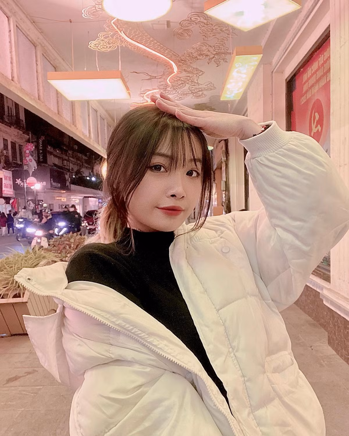 Sự xinh đẹp và cá tính của MC Đặng Tiểu Bình đã ăn điểm tuyệt đối trong lòng các fan hâm mộ Valorant. Hình ảnh cô đấm vỡ một tấm bảng sau cánh gà cũng được CDM truyền tay nhau rần rần. Đây chắc chắn là nữ MC “văn võ song toàn” nhất mà eSports Việt Nam từng sản sinh ra được.