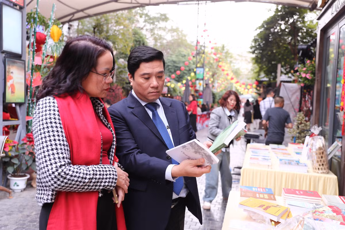 Dù đã là ngày cuối của hội sách xuân, phố sách Hà Nội vẫn thu hút người dân.