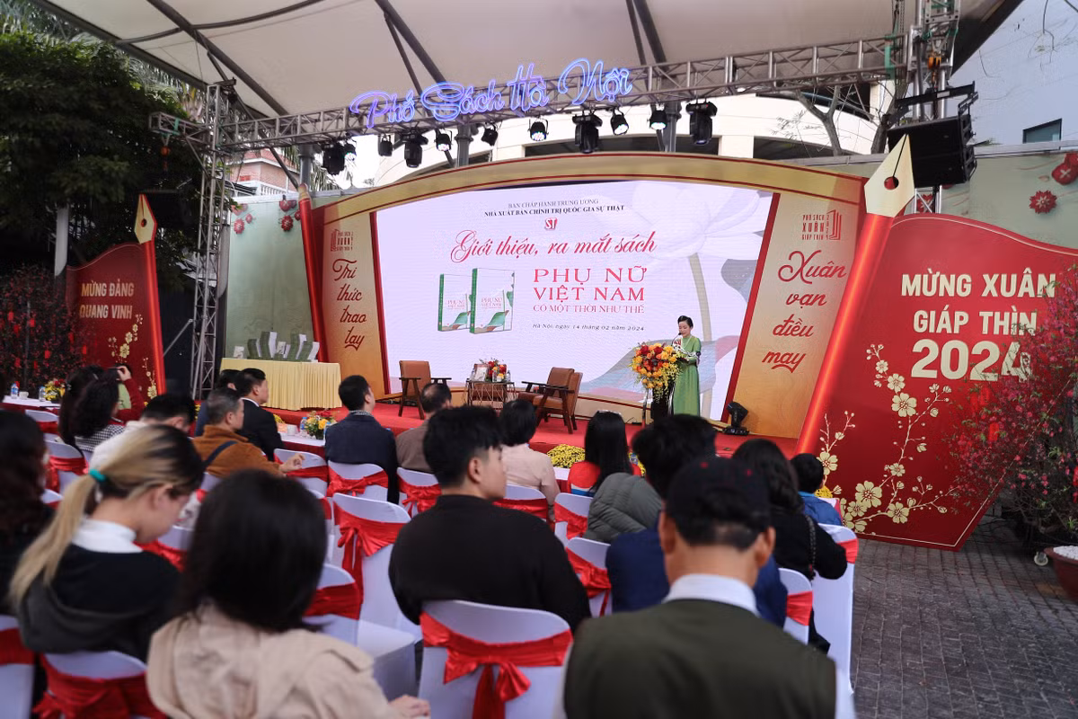 Ngày mùng 5 Tết Giáp Thìn tại phố sách Hà Nội, đông đảo người yêu văn hóa đọc Thủ đô đã có mặt để tìm những cuốn sách mới ra.