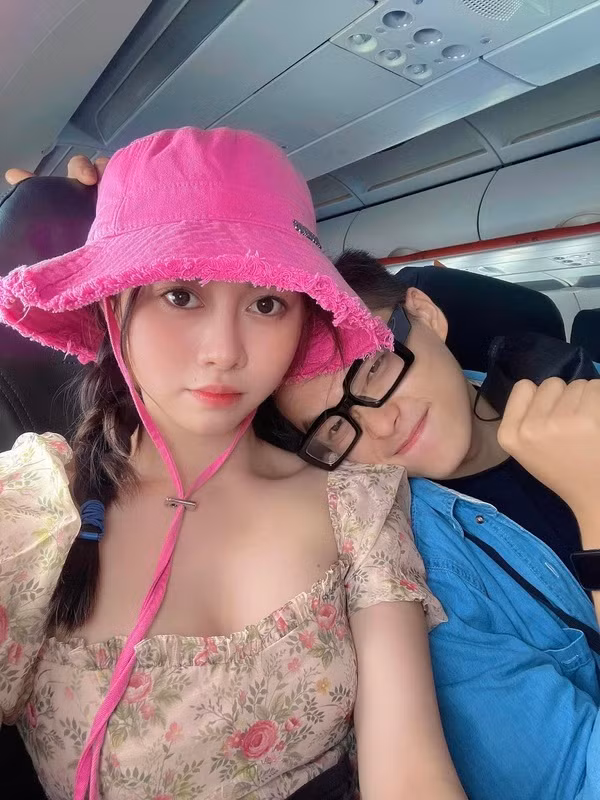 Thậm chí, hot girl Việt Phương Thoa còn được người hâm mộ đặt biệt danh là “chị Google”. Chính vì vậy, chuyện tình yêu của cô nàng cũng là một trong những chủ đề được nhiều người quan tâm theo dõi.