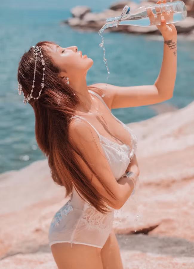 Không đơn giản là có vòng eo nhỏ nhắn, vòng eo của Mina Phạm còn nổi rãnh bụng thu hút.