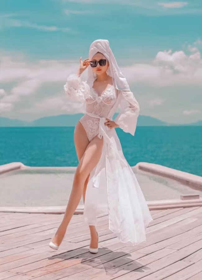 Cuộc sống hôn nhân viên mãn của đại gia Minh Nhựa bên cạnh vợ hai Mina Phạm luôn là chủ đề được đông đảo người hâm mộ quan tâm. Cặp đôi này thường xuyên đăng tải những bức ảnh "tình bể tình" khiến netizen phải chú ý.