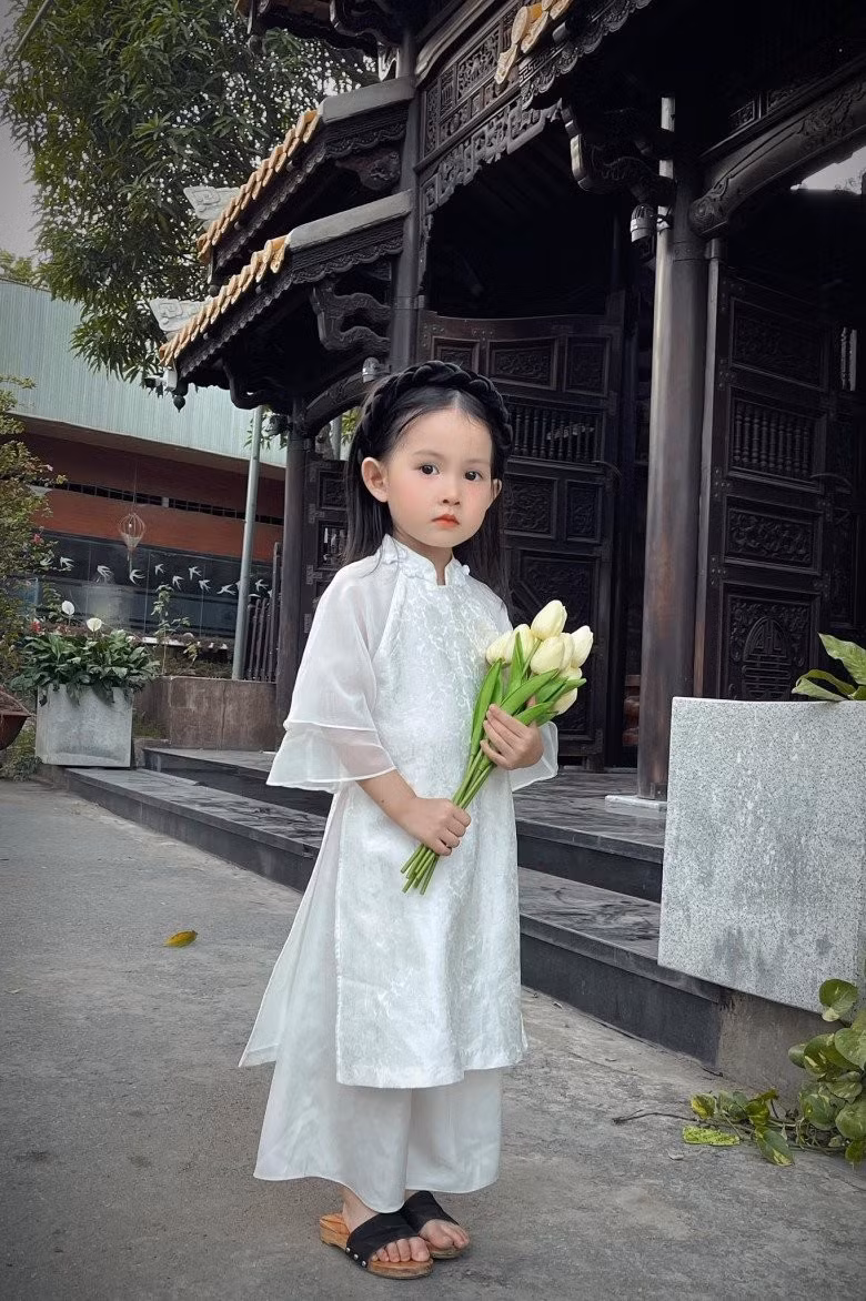 Chị Ngọc Anh chia sẻ: “Mỗi lần đi chụp hình hoặc đi chơi, em bé cũng nhận được nhiều lời khen của mọi người. Dạo gần đây thì hình ảnh em bé có phủ sóng nhiều trên Facebook nên ra ngoài cũng có nhiều người nhận ra con. Lúc đó 2 mẹ con thực sự rất vui".