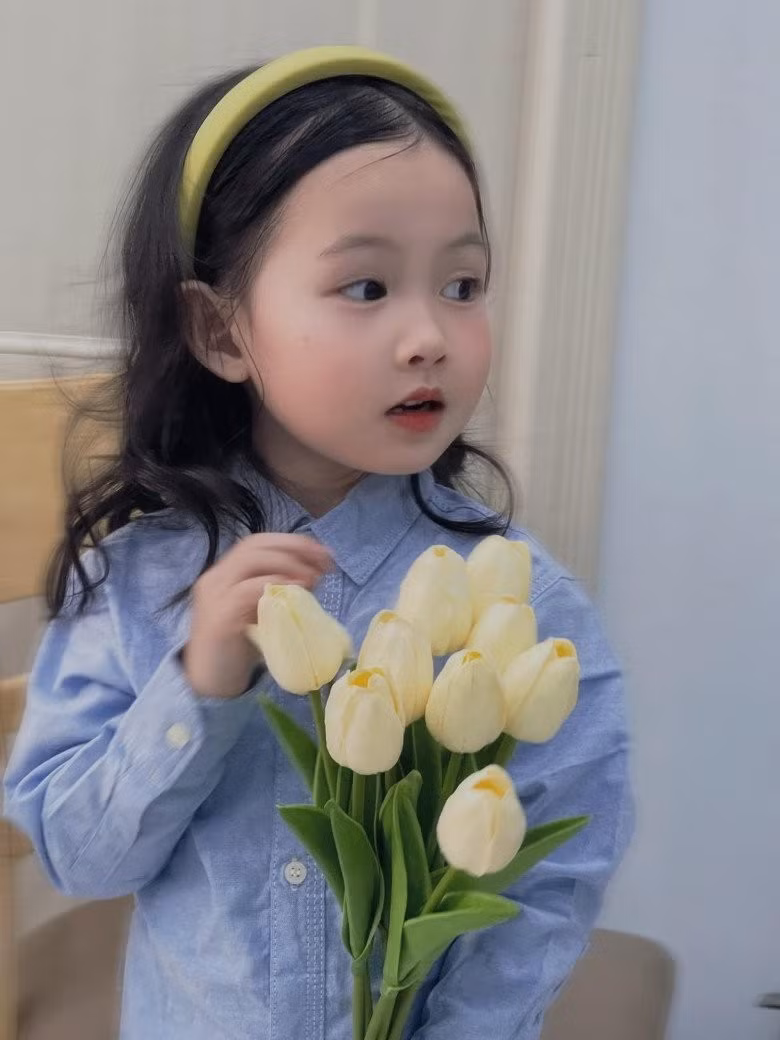 Cô bé là Phạm Ngọc An Nhiên, sinh năm 2019 đang học mầm non tại TP.HCM. Mẹ của An nhiên là chị Ngọc Anh (30 tuổi) cho biết bé là con út trong gia đình 2 chị em.