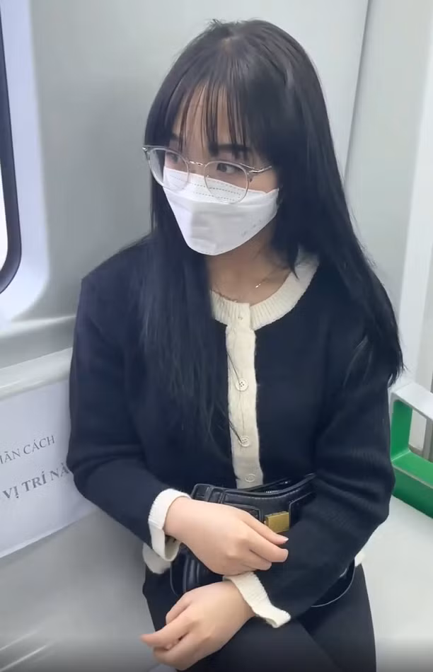 Mới đây trên Facebook cá nhân, hot girl TikTok Gấm Kami đã đăng tải đoạn clip diễn vui cùng bạn bè trên tàu điện Cát Linh – Hà Đông. Dù ngoại hình xinh xắn và nội dung hài hước nhưng lại vấp phải "cơn mưa" gạch đá, chỉ trích gay gắt vì lỗi sai vô cùng nghiêm trọng.