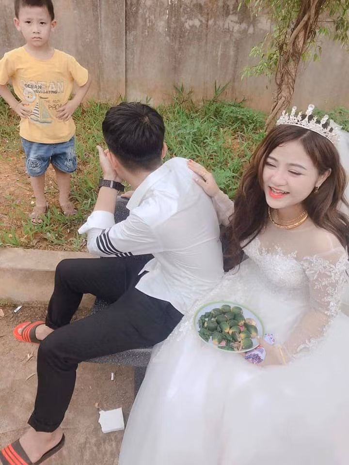 Bên cạnh đó, không ít bình luận hài hước về vấn đề biểu cảm của các cậu em trai trong ngày chị về nhà chồng được đưa ra.