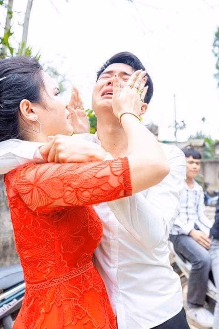Trước đó, không ít lần dân mạng từng chứng kiến cảnh các em trai đều "nước mắt nước mắt" dài trong ngày chị gái đi lấy chồng.