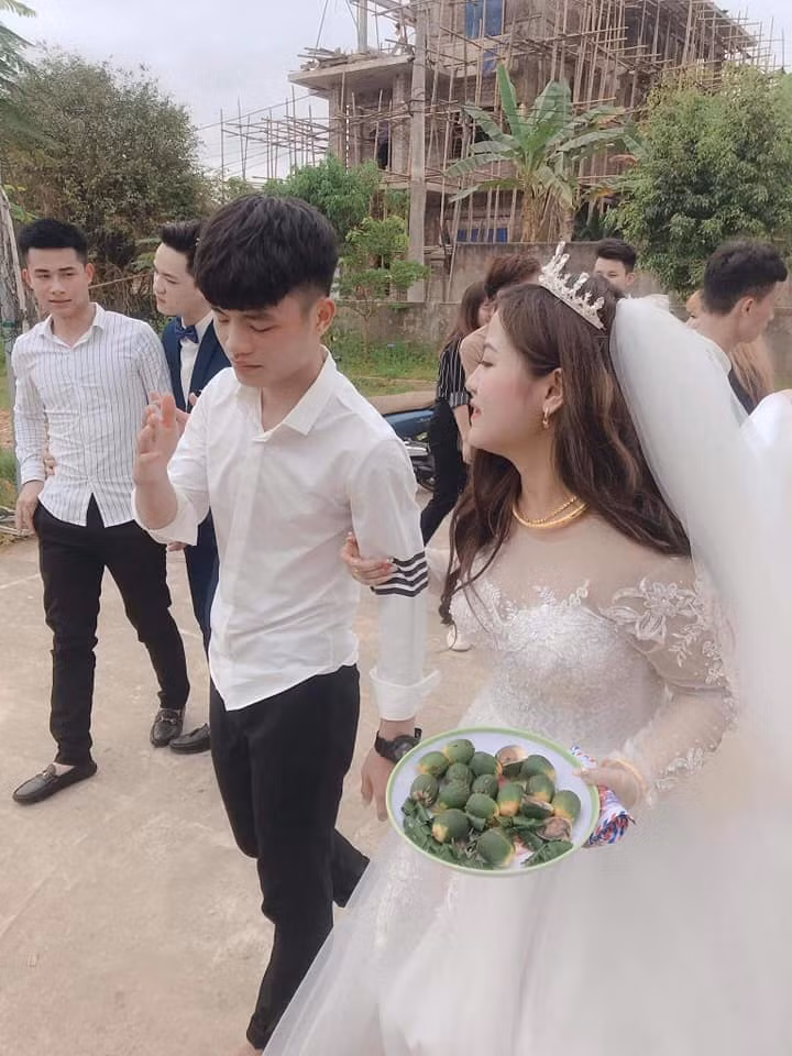 Sau khi được đăng tải, đoạn clip biểu cảm của em trai trong ngày cưới của chị gái nhanh chóng thu hút được sự quan tâm lớn từ cộng đồng mạng.