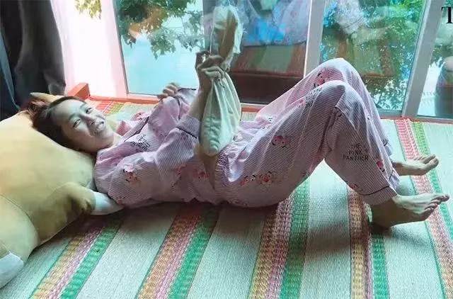 Nhìn gương mặt "không cảm xúc" của Joyce Phạm khi buồn ngủ lắm rồi mà vẫn phải căng khiến dân tình vừa thương vừa buồn cười.