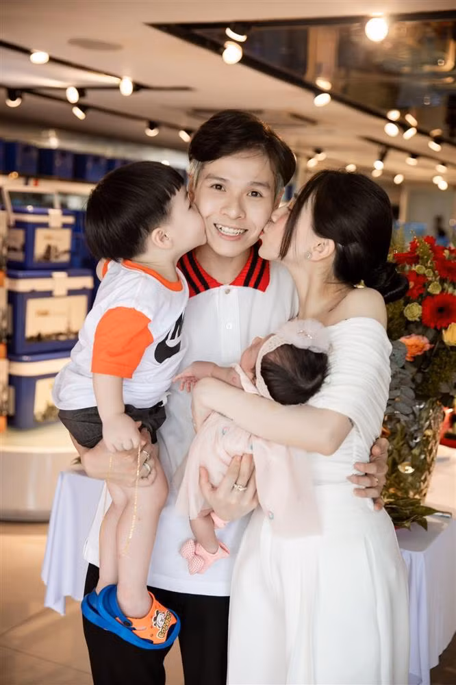 Cháu ngoại đầu của Minh Nhựa là một bé trai, gọi là Jayden, chào đời hồi tháng 3/2020. Đến tháng 4/2022, Joyce Phạm tiếp tục sinh thêm một cô con gái, biệt danh Jayla.