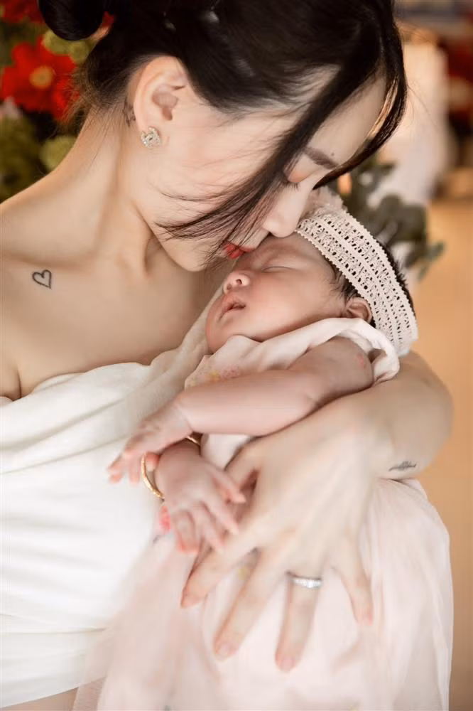 Bên cạnh cuộc sống giàu có, Joyce Phạm còn gây bất ngờ khi lên xe hoa năm 20 tuổi và trở thành mẹ bỉm ở tuổi 21.