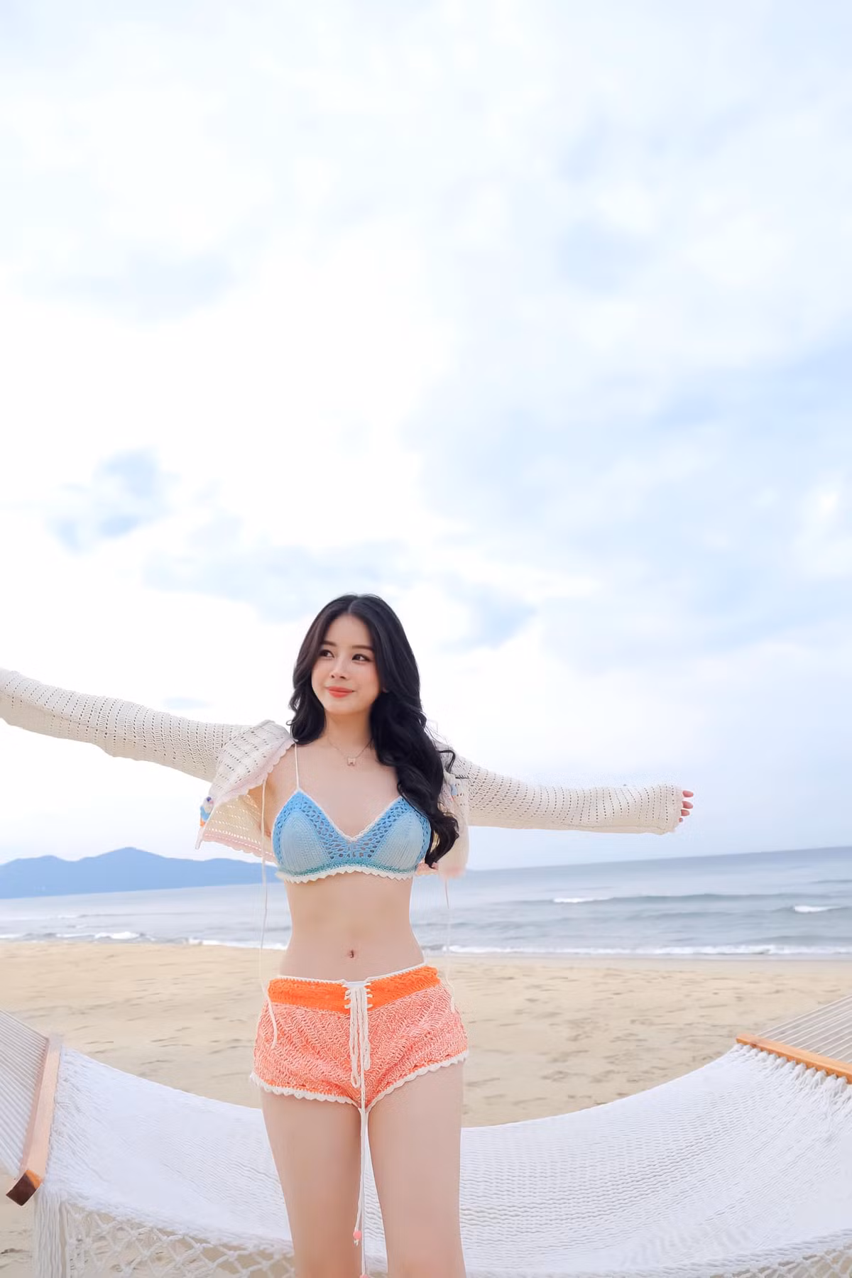 So với những đồng nghiệp khác khi làm DJ, Mie có phong cách thời trang nữ tính, ngọt ngào và kín đáo hơn. Thậm chí, thời mới vào nghề, cô từng nhiều lần bị các sân khấu, quán bar... từ chối vì ăn mặc không gợi cảm.