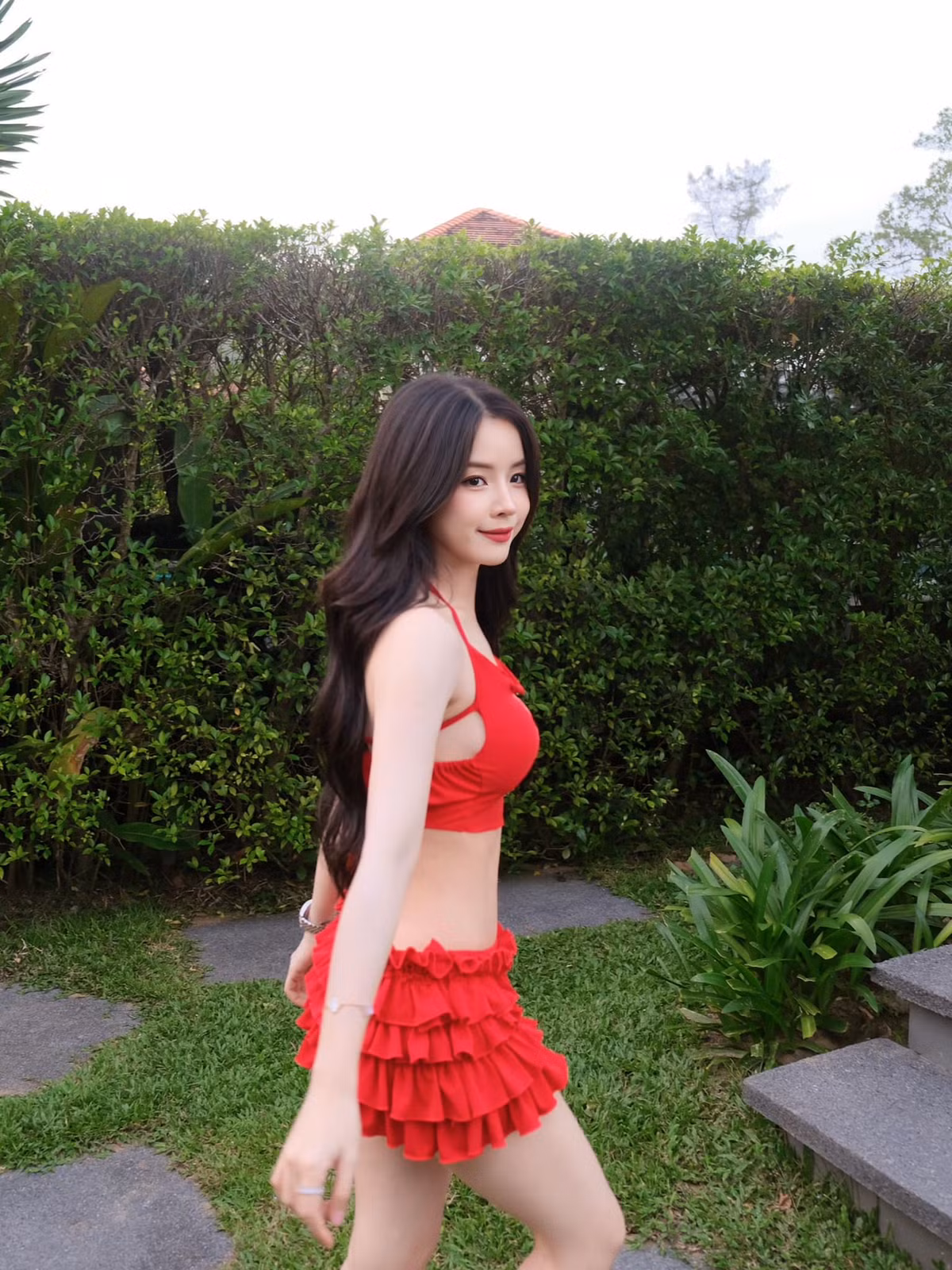 Mới đây trên trang Facebook cá nhân, Mie gây chú ý khi đăng tải loạt ảnh diện đầm hồng mỏng manh khi đi biển.