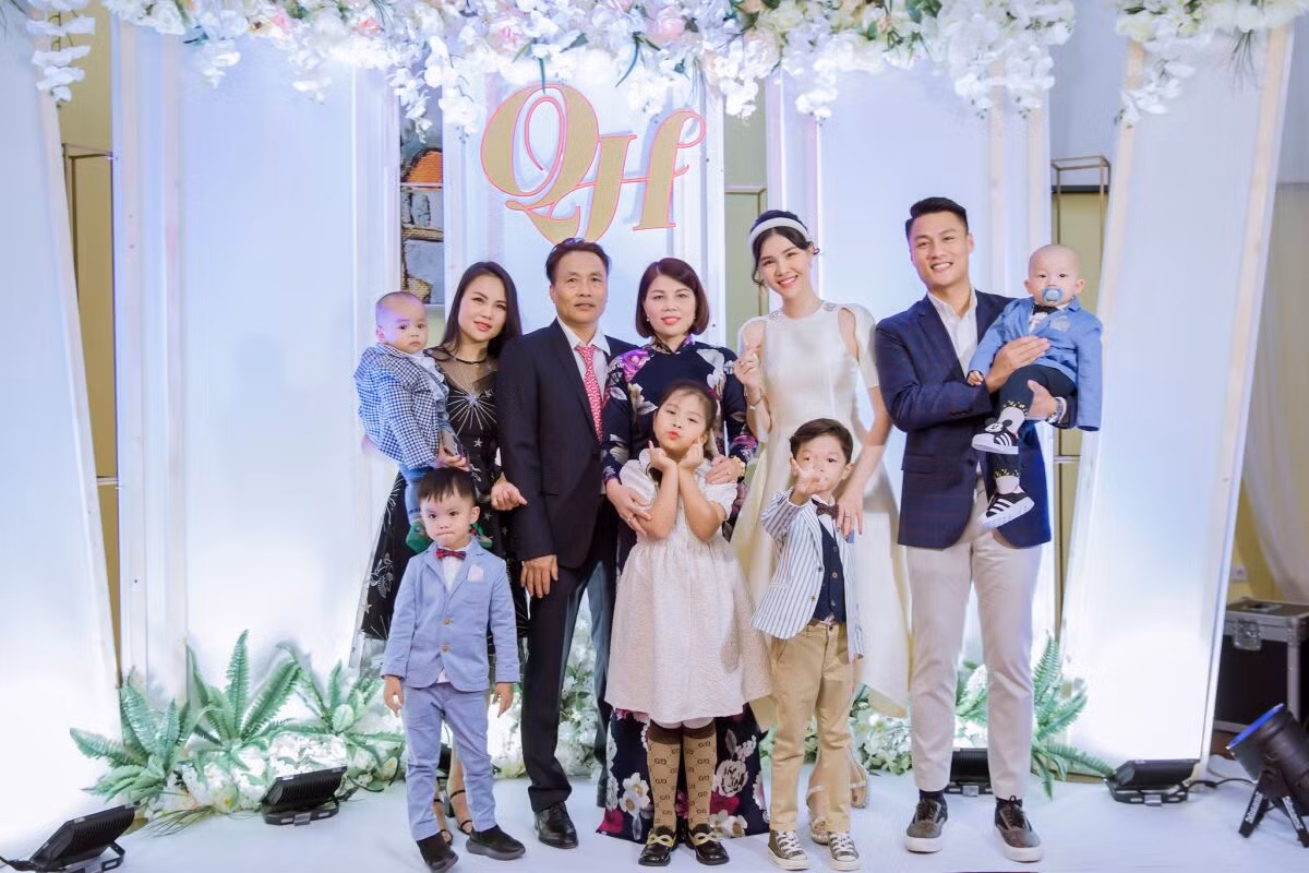 Kỳ Hân cười suốt buổi tiệc vì hạnh phúc. Hai con trai của cô, bé Tỏi và Dưa Hấu, mặc bảnh bao trong ngày vui của bố mẹ.