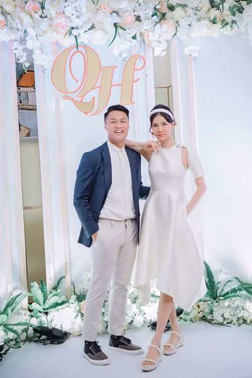 Theo chia sẻ của vợ Mạc Hồng Quân là Kỳ Hân, bữa tiệc cưới có 200 khách là người thân, bạn bè của gia đình chồng cô ở CH Czech.