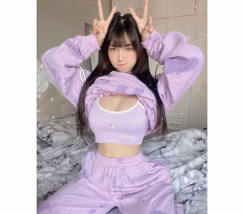 Khi so sánh hình ảnh Lê Bống trước khi chưa "dao kéo" quả thực nhan sắc vẫn không quá khác biệt với thời điểm hiện tại là bao.