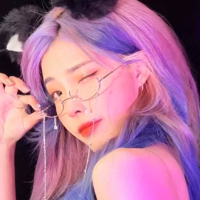 Mặt khác, cũng có những ý kiến hoài nghi về việc liệu @wenhoney có thực sự giống IU ngoài đời thực hay không.