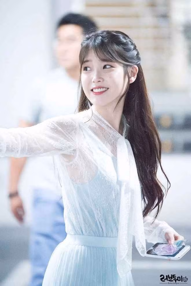 Người đẹp này đã nhanh chóng trở thành đề tài bàn luận sôi nổi trên khắp các diễn đàn và mạng xã hội, thu hút sự chú ý của đông đảo cộng đồng mạng.