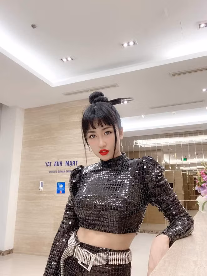 Vai trò của DJ là khuấy động cảm xúc người nghe với nhiều cung bậc cảm xúc. Nhưng ở King Of Rap, Trang Moon còn thêm nhiệm vụ là hỗ trợ diễn cho các bạn thí sinh để thêm phần hứng khởi cho phần thi của mình được hiệu quả hơn.