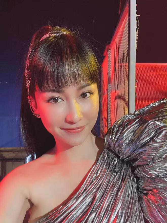 Cùng với King Of Rap, gameshow cùng dòng nhạc được chiếu cùng khung giờ là Rap Việt đang nhận được rất nhiều sự quan tâm, chú ý trên MXH. Sức hút của cả hai chương trình khiến Mie - DJ của Rap Việt và Trang Moon - DJ của King Of Rap lên bàn cân.