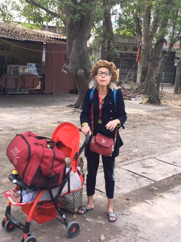 Bella tên thật là Đoàn Thúy Hà (SN 1986) quê ở xã Kiến Quốc, huyện Ninh Giang, tỉnh Hải Dương. Khoảng đầu năm 2015, Bella bắt đầu "nổi tiếng" trên khắp các diễn đàn mạng với biệt danh “hot girl quỵt tiền”.