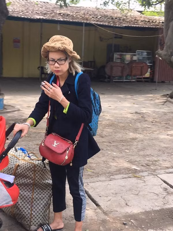 Sau khi sinh con, Bella vẫn giữa thói quen đi lang thang với túi đồ lỉnh kỉnh.