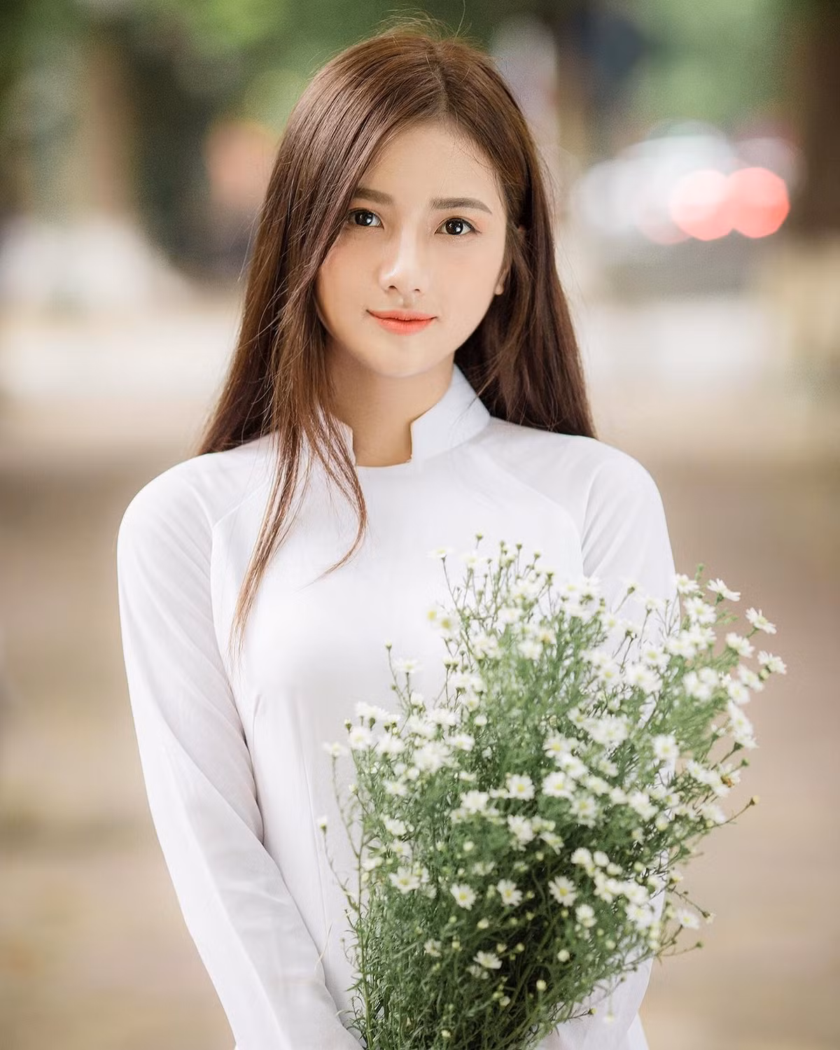 Trước những lời khen cho mình, Thanh Hằng từng bộc bạch: "Đây là những tấm ảnh mình chụp một cách ngẫu nhiên ở lớp, mình không nghĩ lại được mọi người quan tâm đến vậy trong khi cũng có nhiều bạn có nét đẹp duyên dáng hơn".