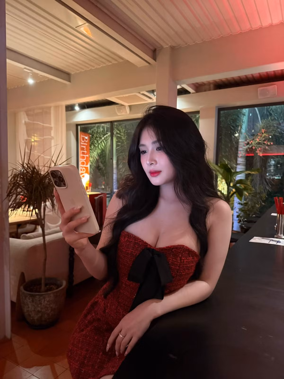 Với độ hot của Quỳnh Alee, bài đăng nhanh chóng thu về lượng tương tác bùng nổ, đa số dành nhiều lời có cánh cho nữ chính.