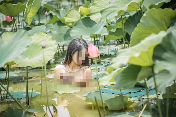 Hình ảnh 1 cô gái từng khoe thân phản cảm tại hồ sen.