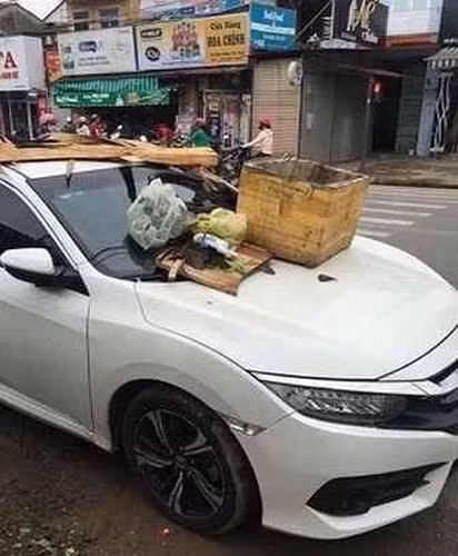 Chứng kiến cảnh tượng này, chủ xe chắc cũng phải "tăng xông". Nhưng cũng biết trách ai bây giờ, có trách chỉ biết tự trách bản thân khi chọn chỗ đậu xe vô ý thức.