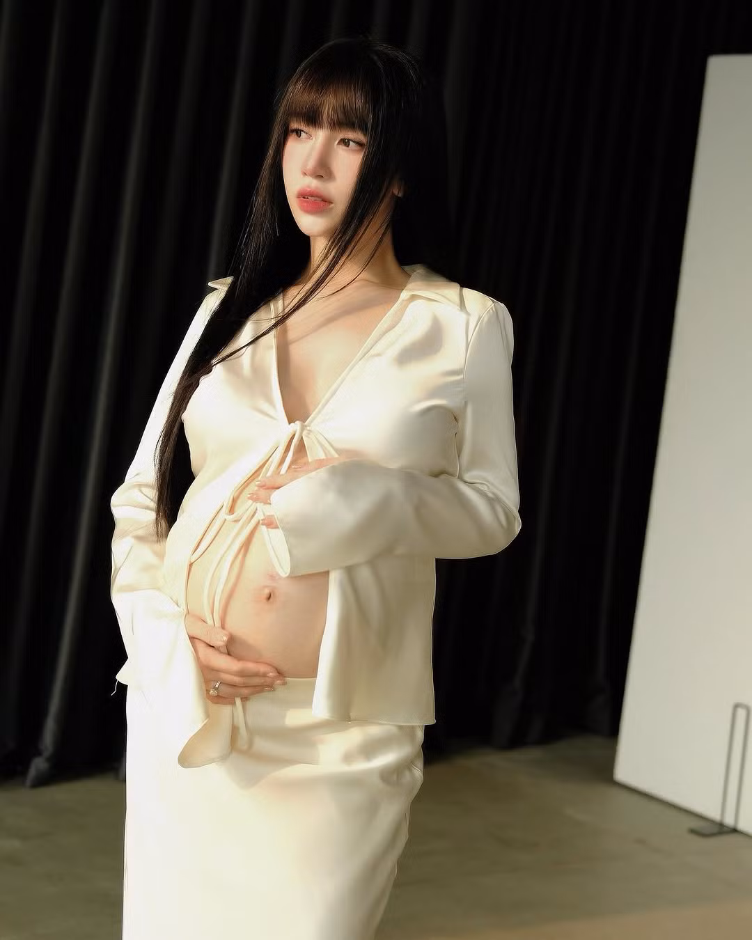 Joyce Phạm (tên thật: Phạm Trần Nguyễn Minh Anh), con gái đầu lòng của đại gia Minh Nhựa, nổi tiếng với cuộc sống sang chảnh và hạnh phúc bên chồng – Tâm Nguyễn.