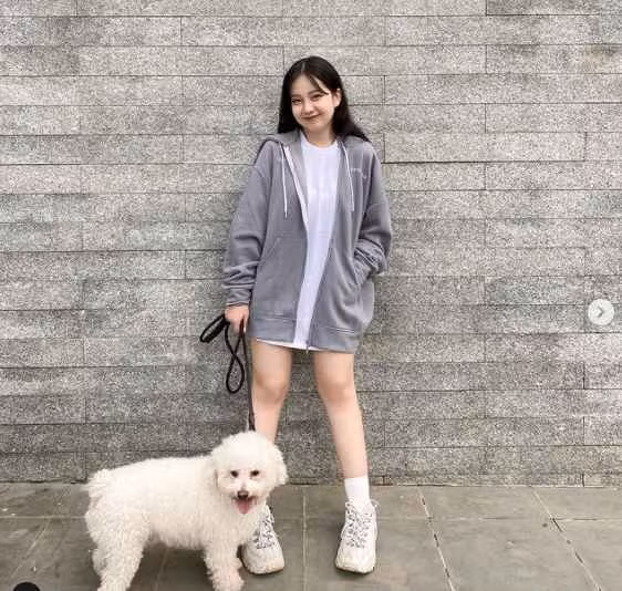 Uyên Vy thường mix áo thun hay áo sơmi với chân váy ngắn và short để trông cáo ráo hơn.