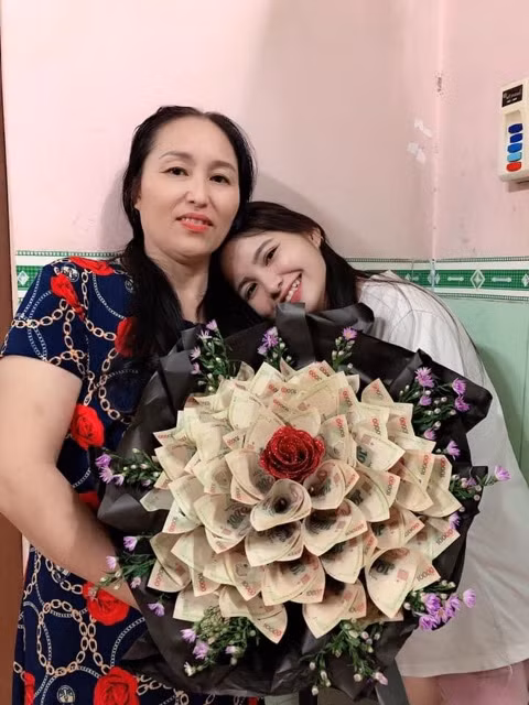 Hiện, đoạn clip của anh Đ. vẫn đang được dân mạng chia sẻ rần rần. Sau khi theo dõi bó hoa lấp lánh và biết đến câu chuyện đằng sau nó, không ít người đã bày tỏ sự trầm trồ trước khả năng chi tiền khủng của vị khách giấu tên.