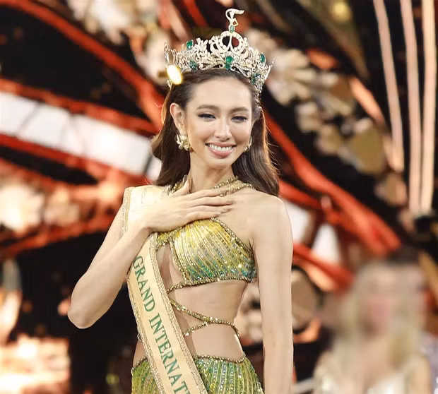Tối 4/12, vương miện Miss Grand International 2021(Hoa hậu Hòa bình Thế giới) đã tìm được chủ nhân và cái tên được xướng lên là đại diện đến từ Việt Nam - Nguyễn Thúc Thùy Tiên.
