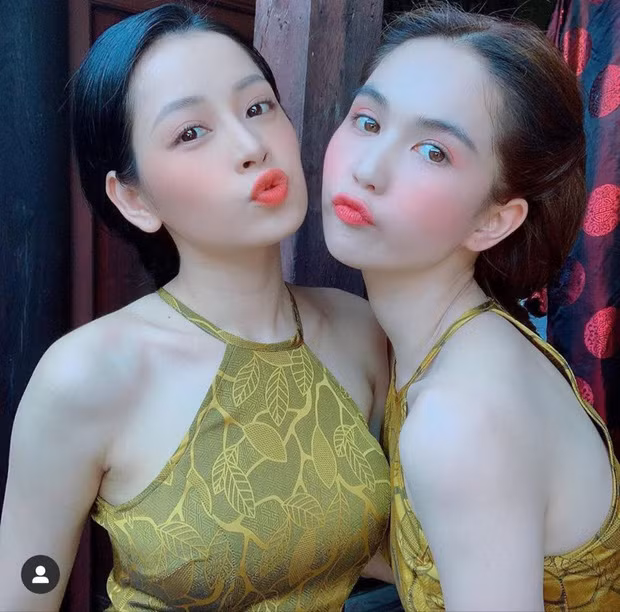 Bên cạnh, body đẹp chuẩn từng centimet, netizen mà còn đặc biệt để ý đến bàn tay "hư hỏng" của 2 Ngọc Trinh và Chi Pu khi xuất hiện cùng nhau.