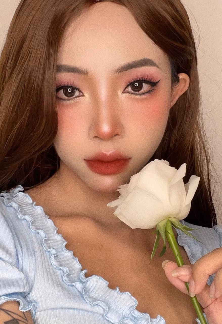 Như Foxie là chủ nhân kênh TikTok về mảng làm đẹp có hơn 1 triệu lượt theo dõi. Dù mới bước vào tuổi 20 nhưng gái xinh này đã có một gia đình hạnh phúc bên người chồng nước ngoài và cậu con trai 4 tuổi.