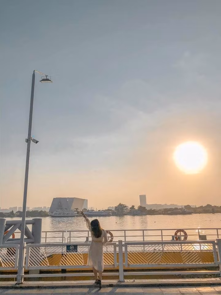 Chỉ với vài chục ngàn đồng, bạn có thể ngắm sông Sài Gòn thơ mộng, hữu tình. Cùng với đó là vô vàn concept cho bạn sống ảo.