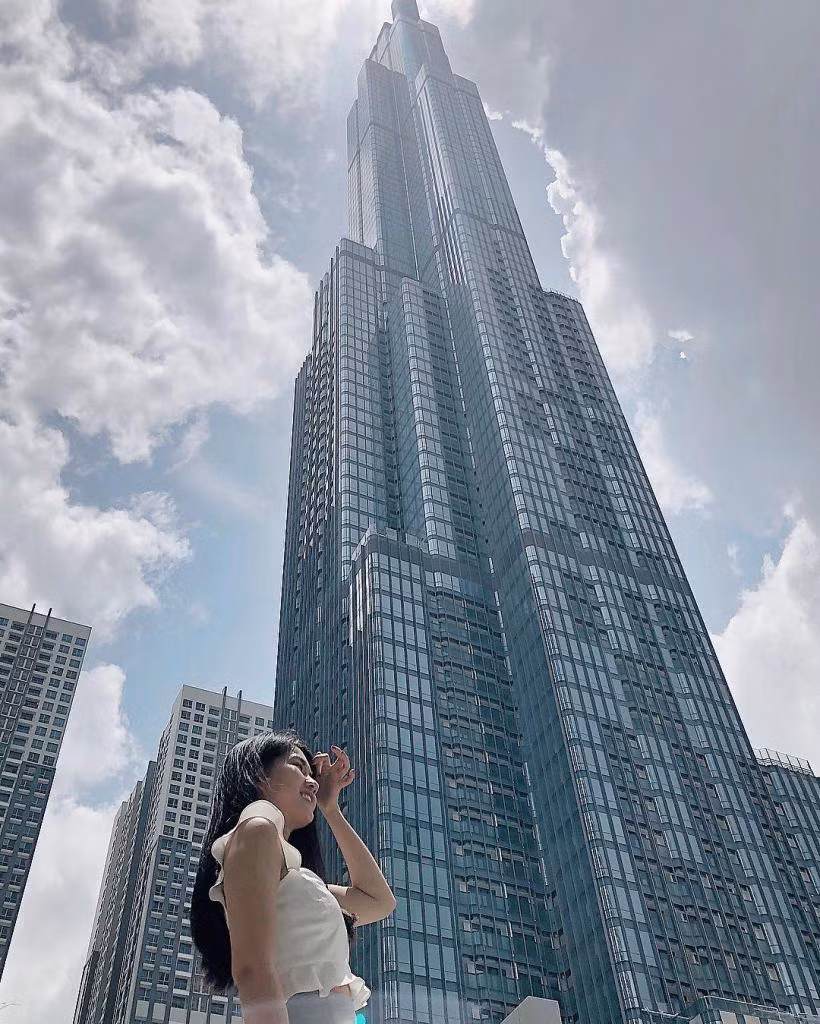 The Landmark 81 là một tòa nhà chọc trời thuộc tổ hợp vui chơi, mua sắm Vinhomes Central Park. Đồng thời, đây cũng là một trong những địa điểm check-in TP Hồ Chí Minh view đẹp được săn lùng nhiều nhất.
